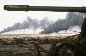 800px-Disabled_Iraqi_T-54A,_T-55,_Type_59_or_Type_69_tank_and_burning_Kuwaiti_oil_field