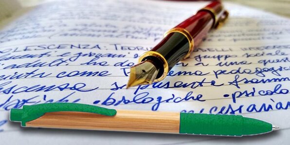 due penne a confronto, una biro usa e getta e una vecchia stilografica